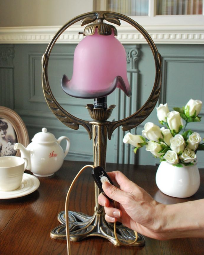 Handleオリジナル 照明・ライティング フランスから届いたテーブルランプ、ガラスシェードのアンティーク風ランプ(E17電球付)。スイッチON!片手で簡単に切り替えられるオン・オフのスイッチが付いています。(TL-0101)