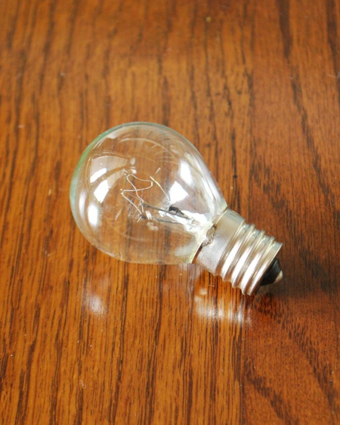 Handleオリジナル 照明・ライティング フランスから届いたテーブルランプ、ガラスシェードのアンティーク風ランプ(E17電球付)。電球付きなので届いてすぐに使えます口金はE17型●●W対応(LEDも使えます)電球(25W)を一緒にお届けするので、すぐに使えます。(TL-0101)