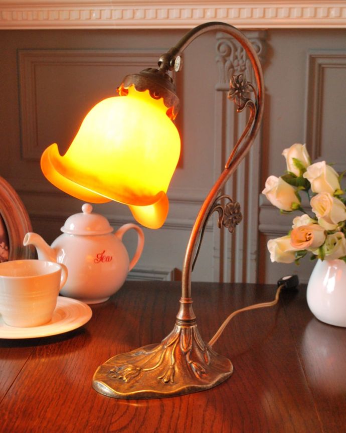 Handleオリジナル 照明・ライティング フランスから届いたテーブルランプ、ガラスシェードのアンティーク風ランプ(E17電球付) フランス生まれのテーブルランプどこにでも置けて気軽に使えるテーブルランプ。(TL-0102)