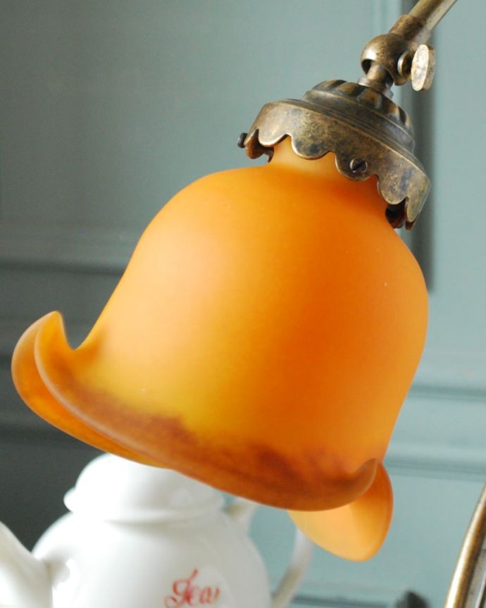 Handleオリジナル 照明・ライティング フランスから届いたテーブルランプ、ガラスシェードのアンティーク風ランプ(E17電球付) オトナ色の素敵なシェードフランスのアンティークらしい形をした可愛いデザインのガラスのシェード。(TL-0102)