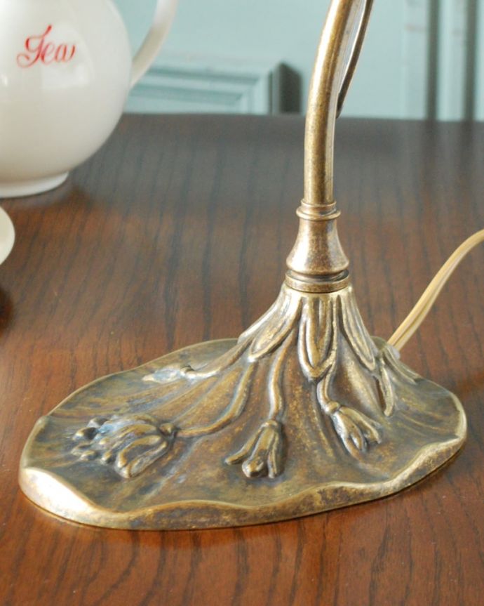 Handleオリジナル 照明・ライティング フランスから届いたテーブルランプ、ガラスシェードのアンティーク風ランプ(E17電球付)。女性らしいデザイン置いておくだけで絵になるオシャレなフォルムです。(TL-0101)