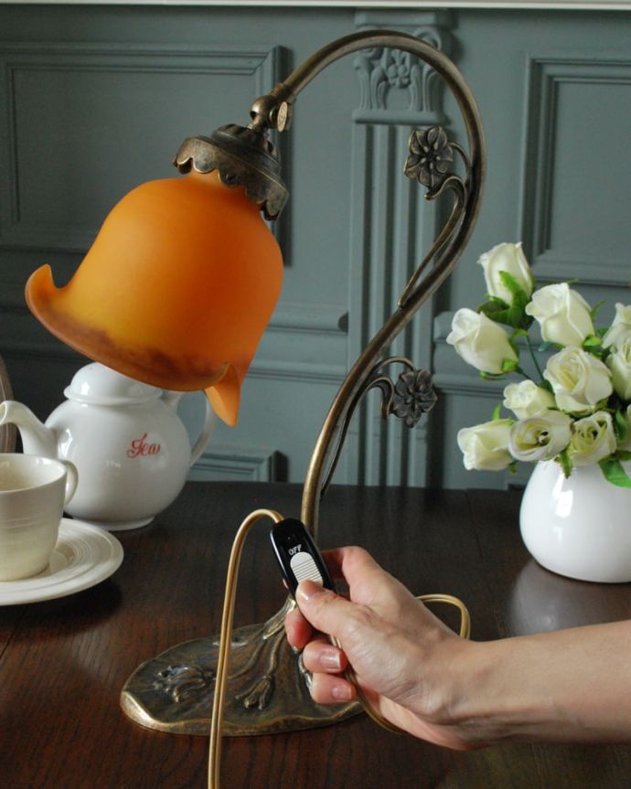 Handleオリジナル 照明・ライティング フランスから届いたテーブルランプ、ガラスシェードのアンティーク風ランプ(E17電球付)。スイッチON!片手で簡単に切り替えられるオン・オフのスイッチが付いています。(TL-0101)