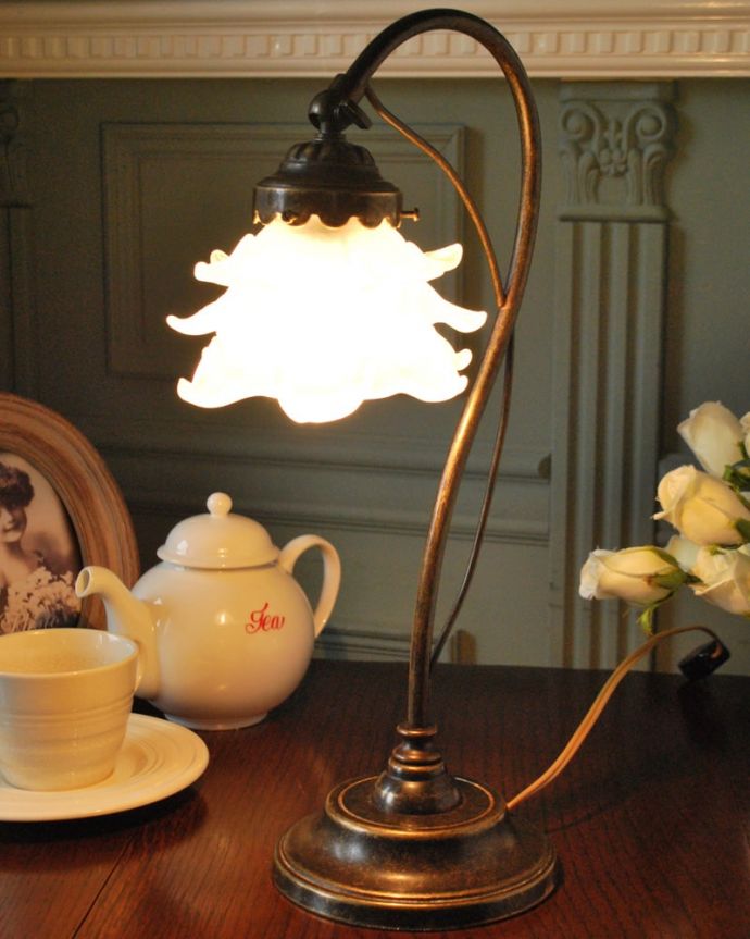 Handleオリジナル 照明・ライティング フランスから届いたテーブルランプ、ガラスシェードのアンティーク風ランプ(E17電球付)。フランス生まれのテーブルランプどこにでも置けて気軽に使えるテーブルランプ。(TL-0101)