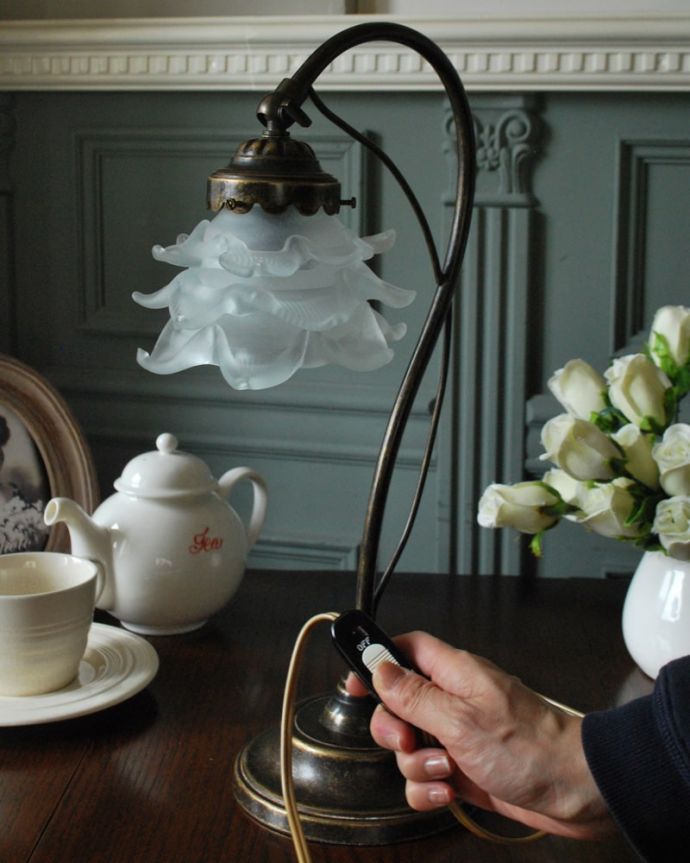 Handleオリジナル 照明・ライティング フランスから届いたテーブルランプ、ガラスシェードのアンティーク風ランプ(E17電球付)。スイッチON!片手で簡単に切り替えられるオン・オフのスイッチが付いています。(TL-0101)