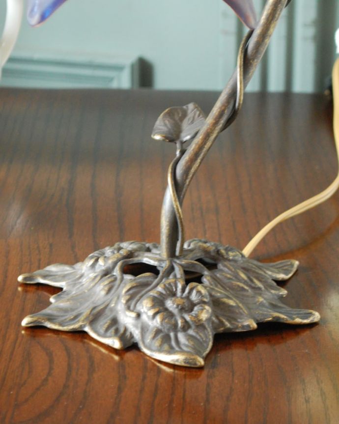 スタンドライト　照明・ライティング　テーブルランプ　女性らしいデザイン置いておくだけで絵になるオシャレなフォルムです。(TL-0104)