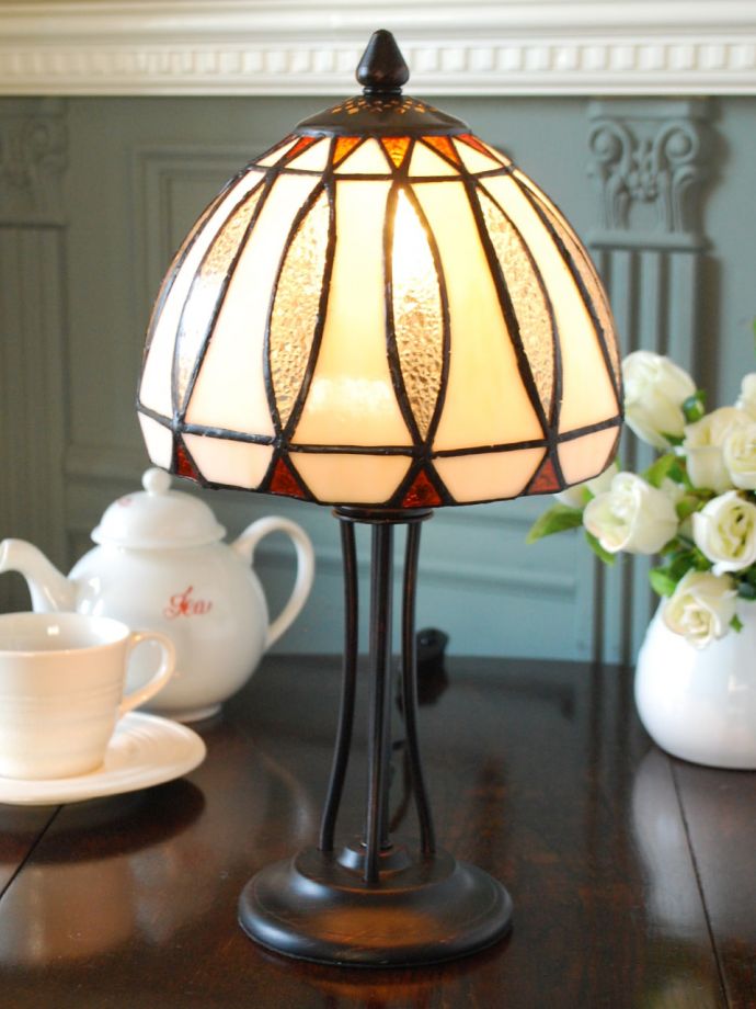 ステンドグラスのテーブルランプ