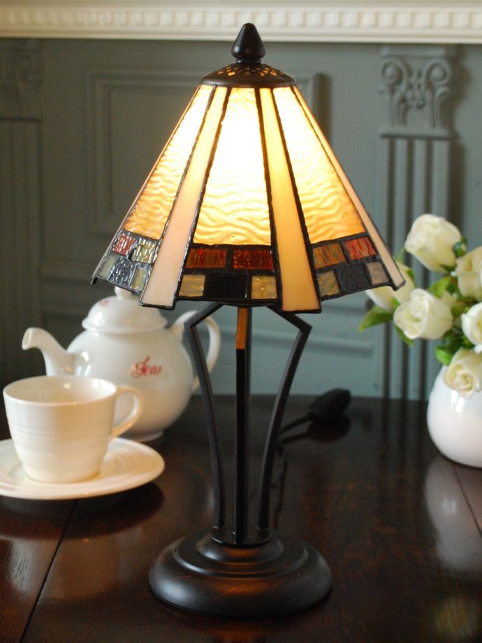 ステンドグラスのテーブルランプ