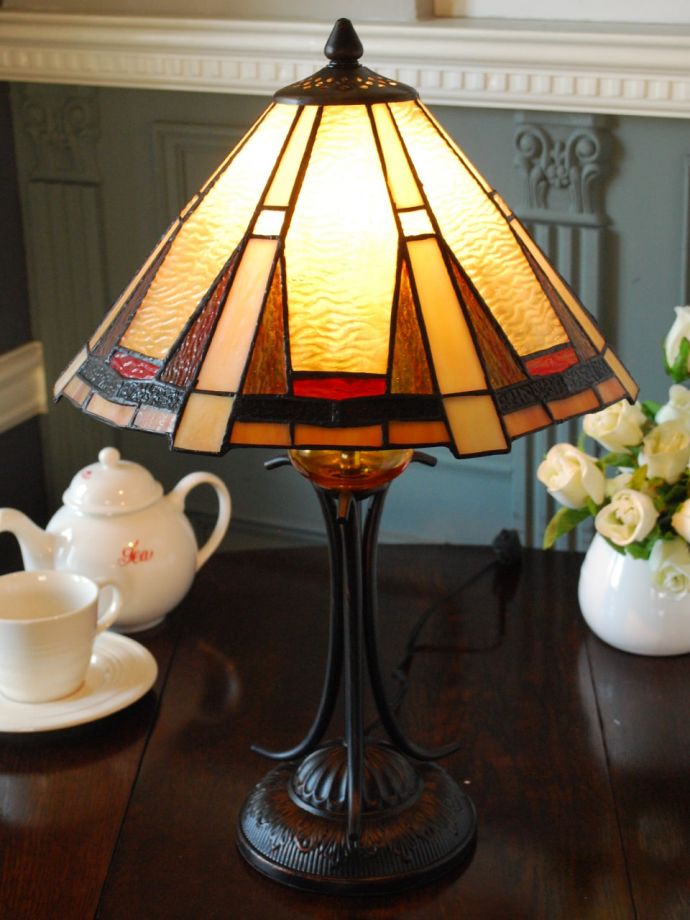 ステンドグラスのテーブルランプ