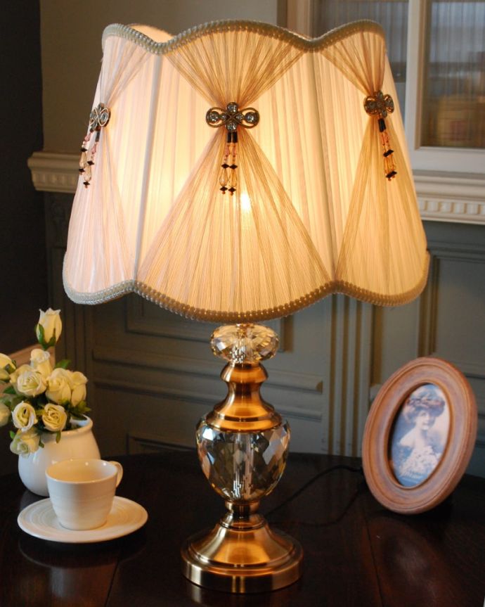 アンティーク風のおしゃれなテーブルランプ