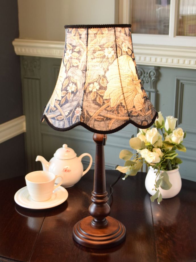アンティーク風のテーブルランプ