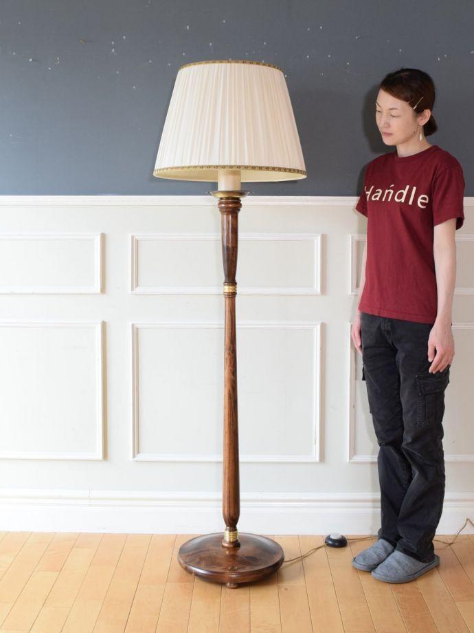イタリア生まれのフロアランプ