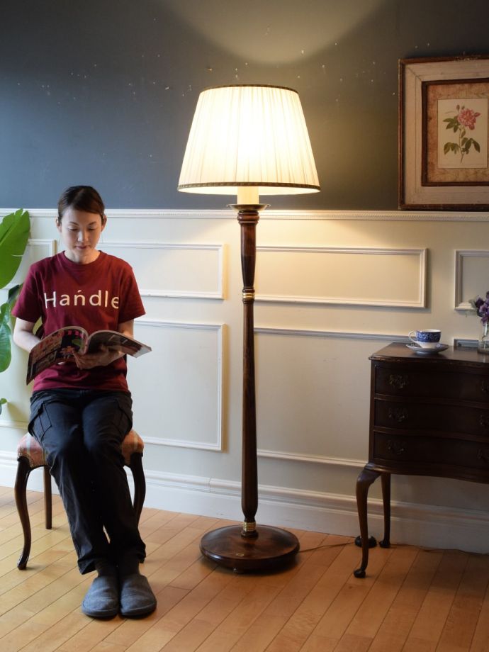 アンティーク風のフロアランプ