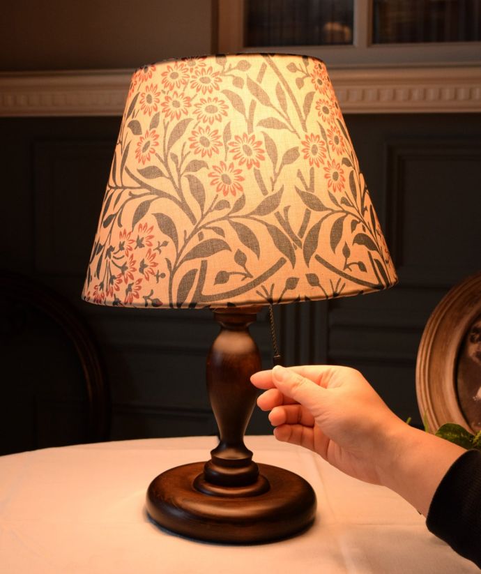 アンティーク風のテーブルランプ