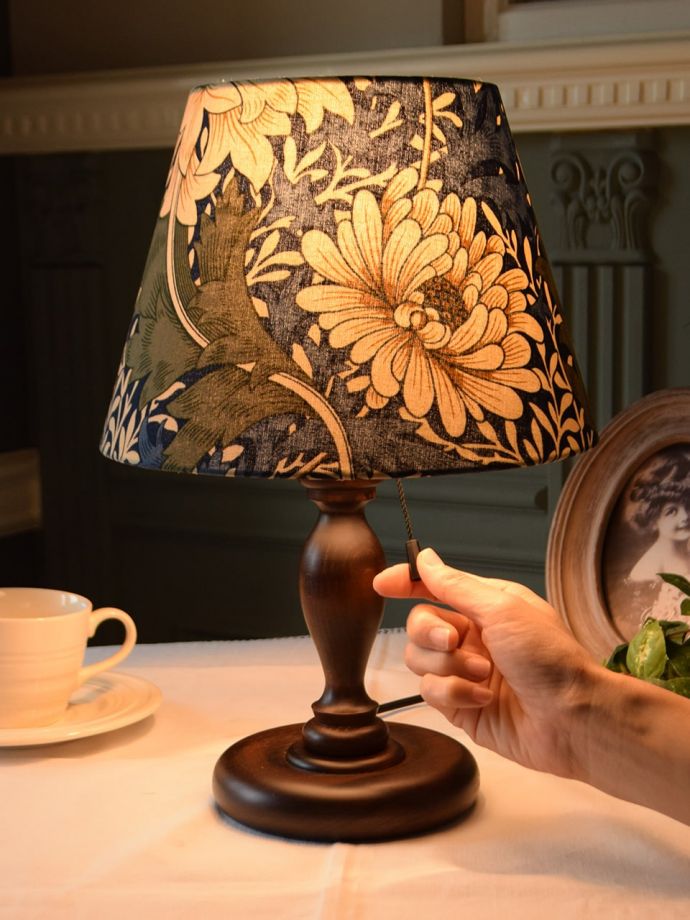 アンティーク風のテーブルランプ