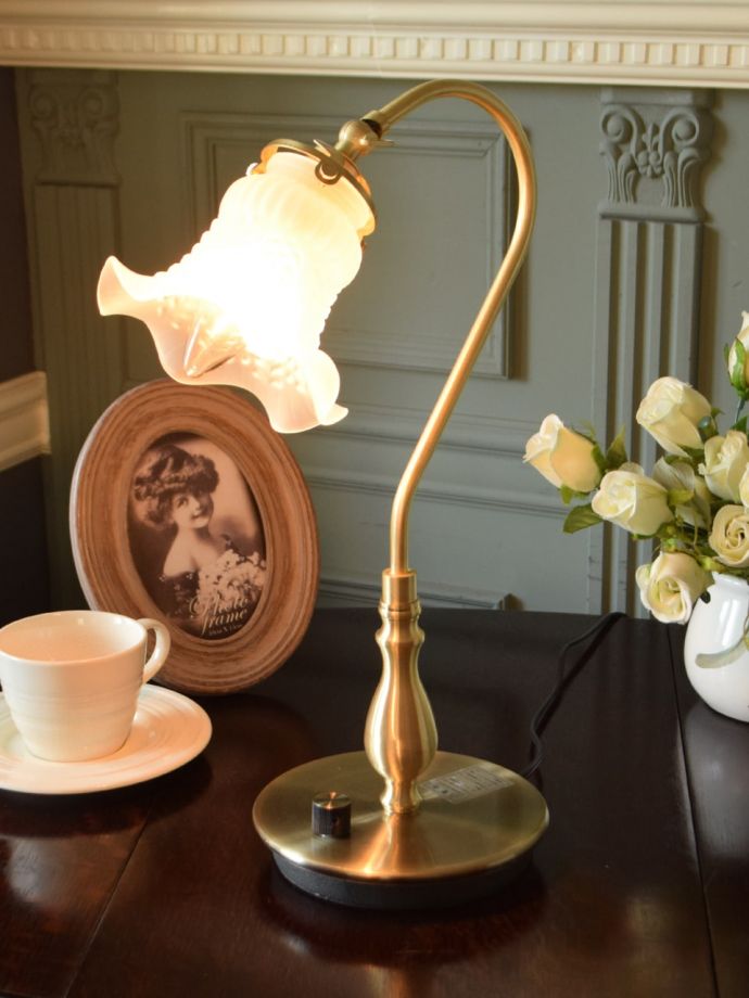 アンティーク風のおしゃれなテーブルランプ