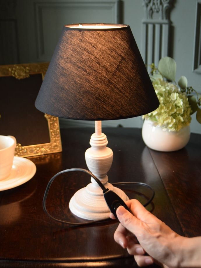 アンティーク風のテーブルランプ