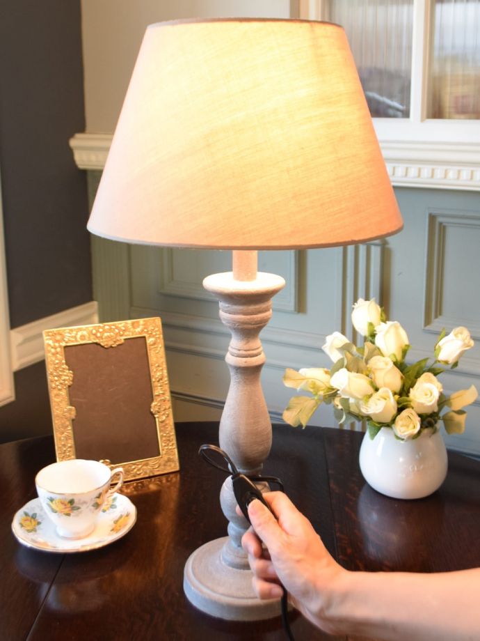 アンティーク風のテーブルランプ