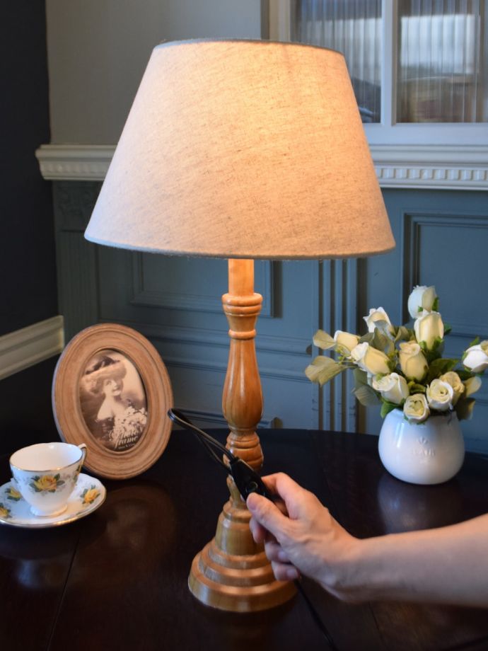 アンティーク風のテーブルランプ
