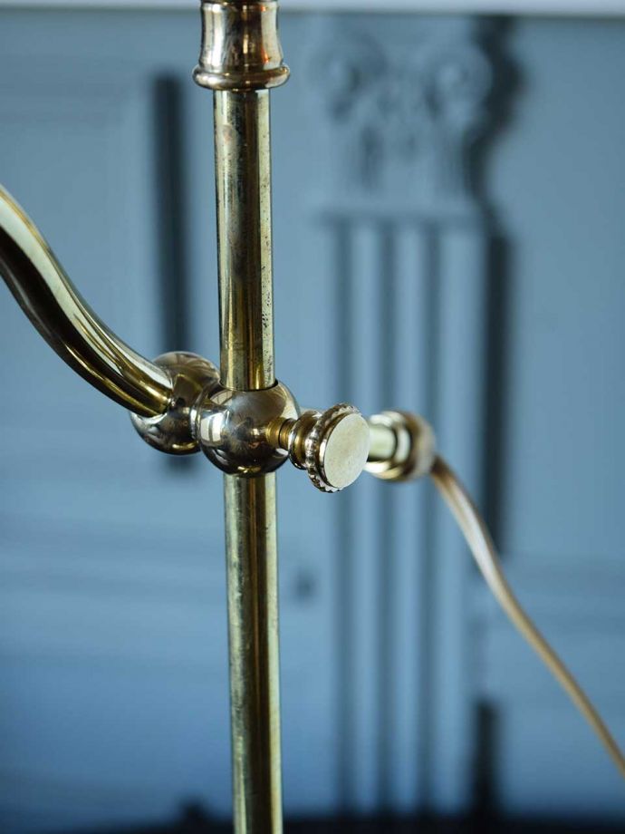 角度調整できるテーブルランプ