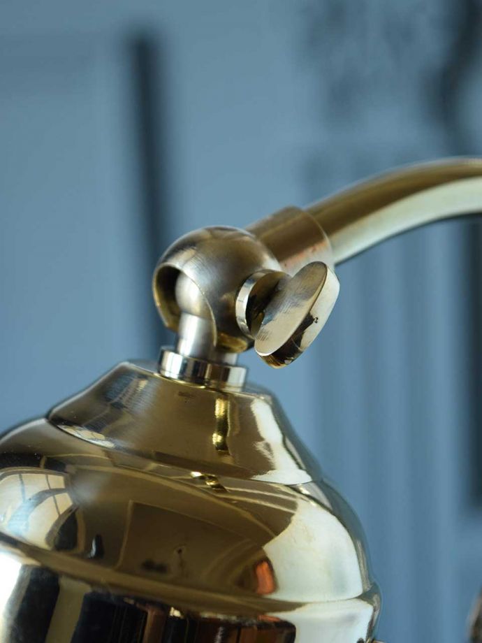 角度調整できるテーブルランプ