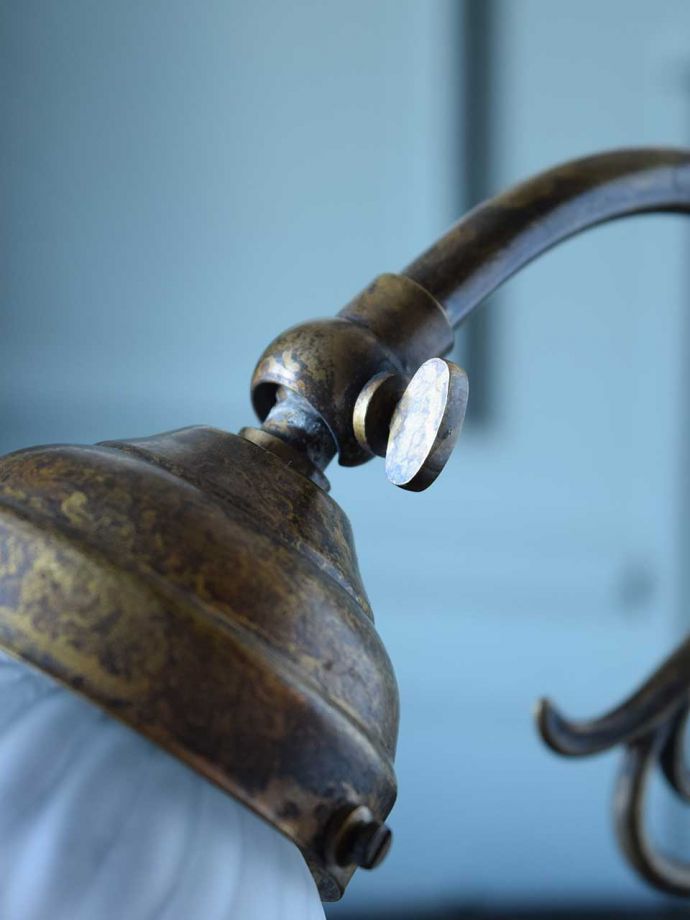 角度調整できるテーブルランプ