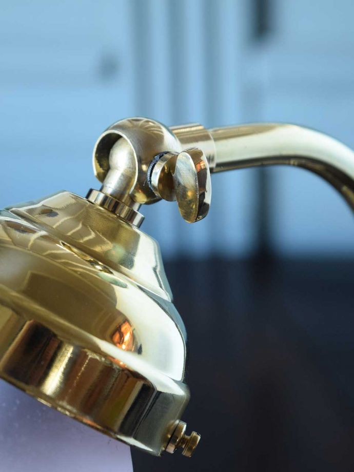 角度調整できるテーブルランプ