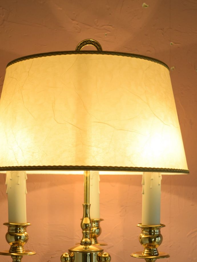 フロアランプからの灯り