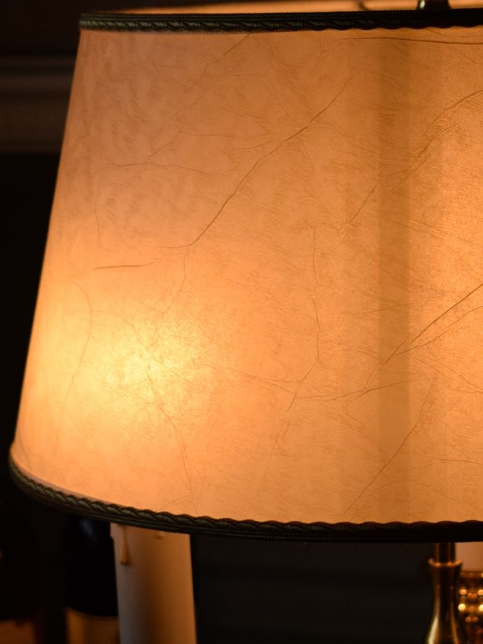 テーブルランプからの灯り