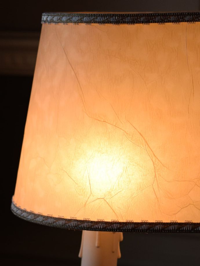 テーブルランプからの灯り