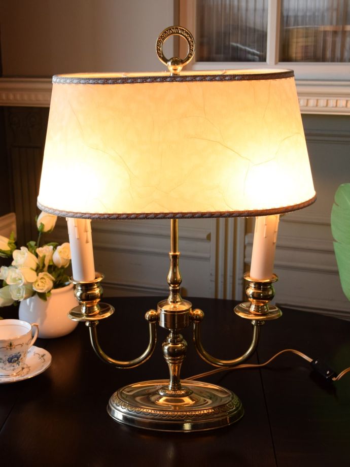 アンティーク風のテーブルランプ