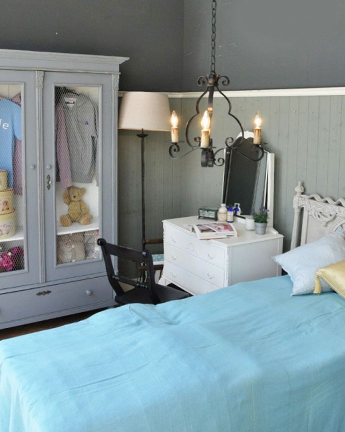 板壁・モール お部屋づくりの材料(建材) Handleオリジナル板壁キット。寝室にも・・・フランスのペイントされた家具を置いた寝室。(TOK-A)