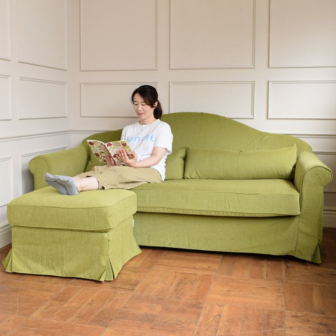 三人掛けのソファとお揃いのスツール