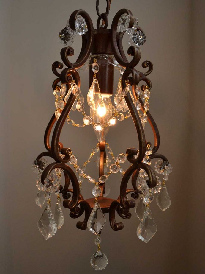 ガラスパーツのシャンデリアの灯り