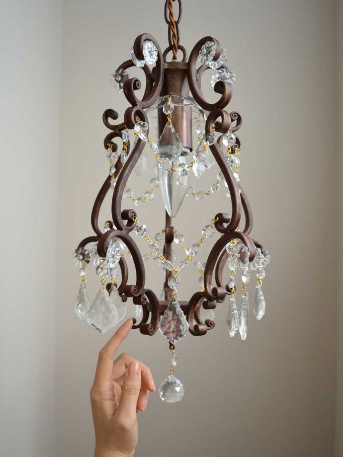 アンティーク風の照明、ガラスパーツのシャンデリア