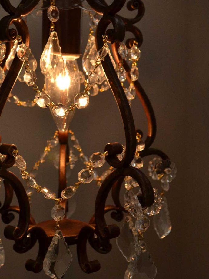 ガラスのシャンデリアに反射する優しい灯り