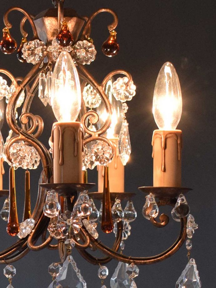 ガラスのシャンデリアに反射する優しい灯り