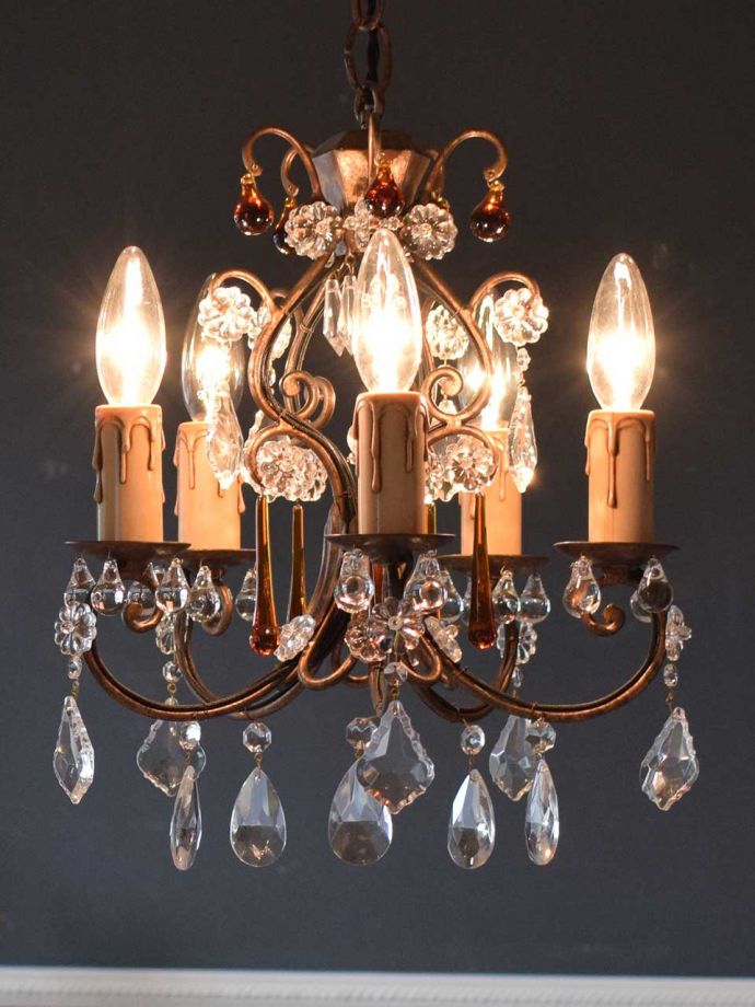 ガラスパーツのシャンデリアの灯り