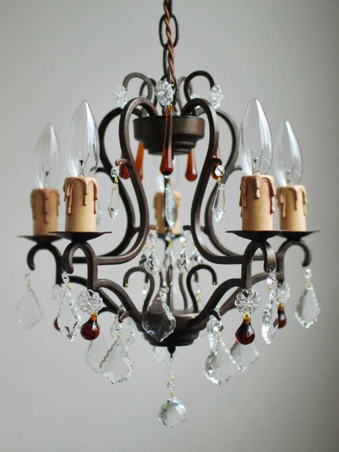 アンティーク風の照明、ガラスパーツのシャンデリア