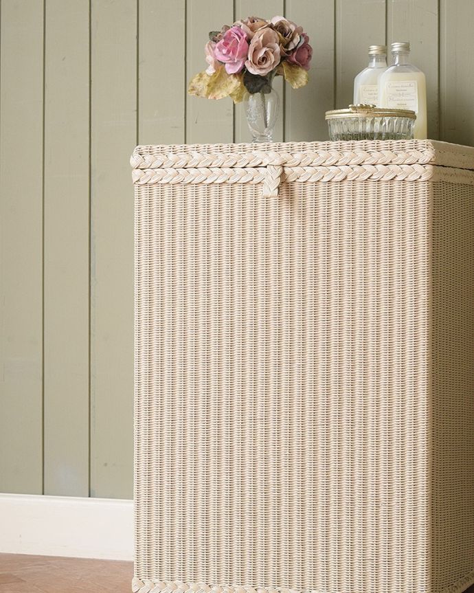 Handleオリジナル アンティーク風 ロイドルームのランドリーボックス、8色から選べるHandleオリジナルのロイドルーム。丈夫さも魅力です籐の家具のようなしなやかさと美しさを持ちながら、湿気に強く、ささくれやきしみ、反りなどによる変形が少ないロイドルームは、100年経っても実用的に使える丈夫さも魅力です。(hol-08)