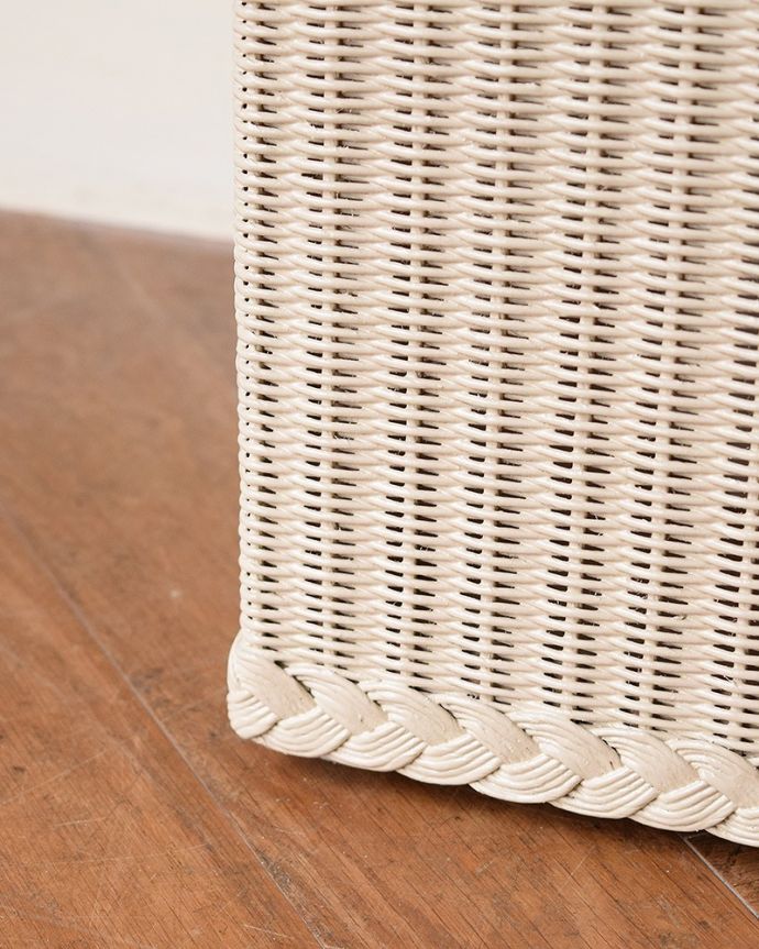 Handleオリジナル アンティーク風 ロイドルームのランドリーボックス、8色から選べるHandleオリジナルのロイドルーム。持ち上げなくても移動できます!Handleでは脚の裏にフェルトキーパーをお付けしていますので、床を滑らせれば移動が簡単です。(hol-08)