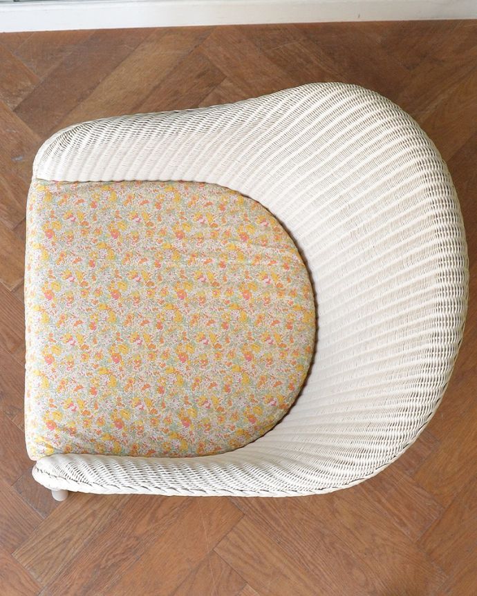 Handleオリジナル　アンティーク風　ロイドルームの椅子、8色から選べるHandleオリジナルのロイドルームチェア(Dinner)。LIBERTYプリントのクッション付きHandleのオリジナルロイドルームチェアには、同じくイギリス生まれのLIBERTYプリントのクッションが付いてきます。(hol-03)