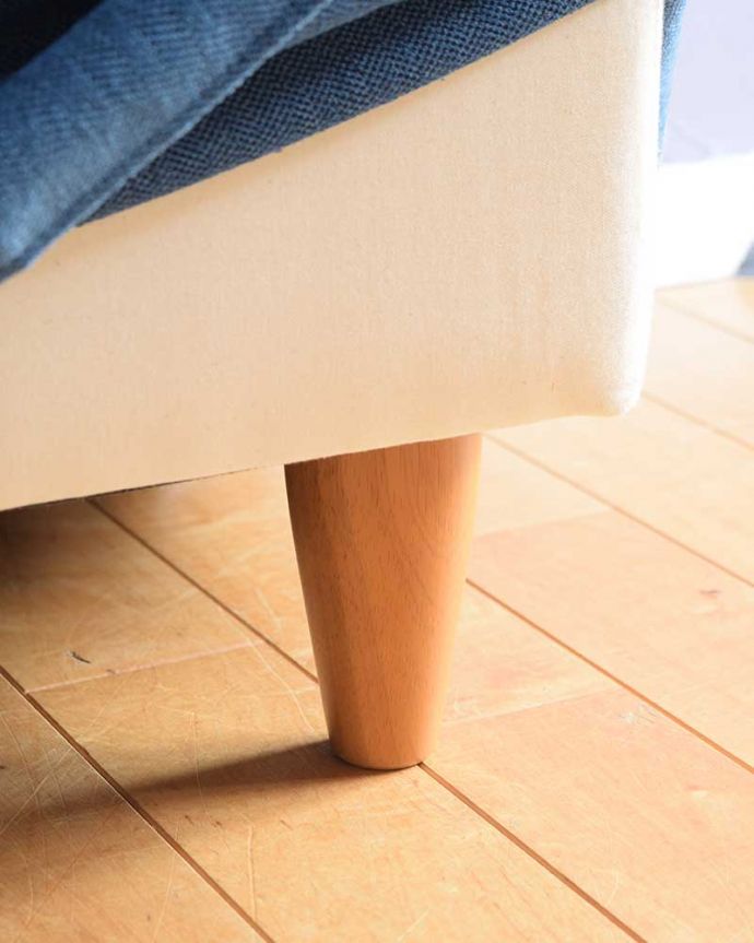 アンティーク風の椅子 アンティーク風 お家の洗濯機で洗えるスツール、6色から選べるHandleオリジナルスツール 足元のカバーをめくると…ソファの脚はこんな感じ。(hos-202)