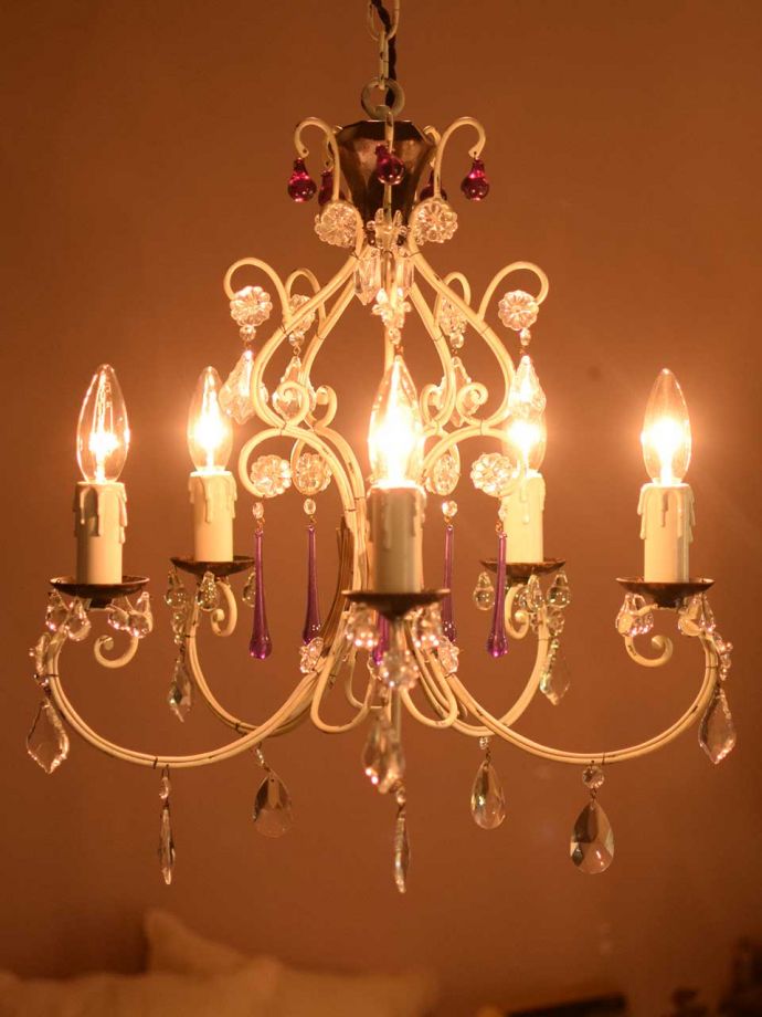 ガラスパーツのシャンデリアの灯り