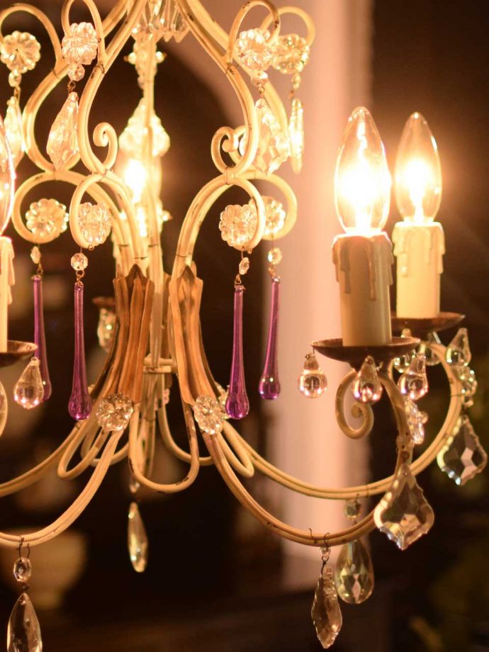 ガラスのシャンデリアに反射する優しい灯り