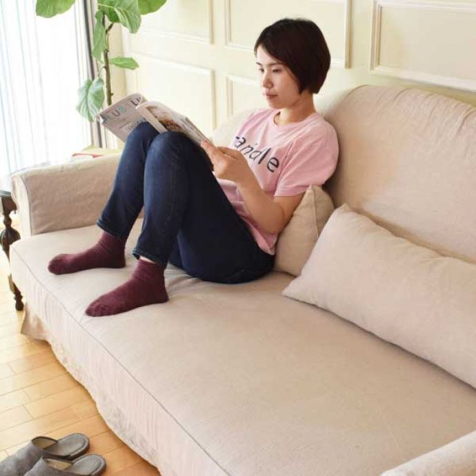 奥行きが深いソファ