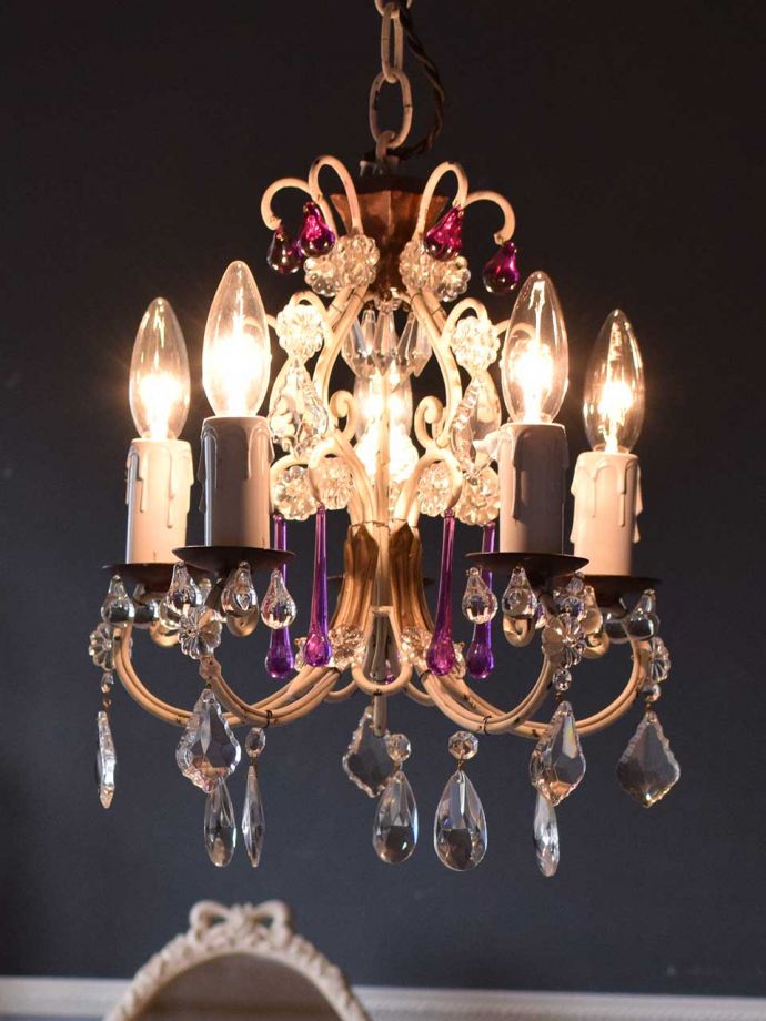 ガラスパーツのシャンデリアの灯り