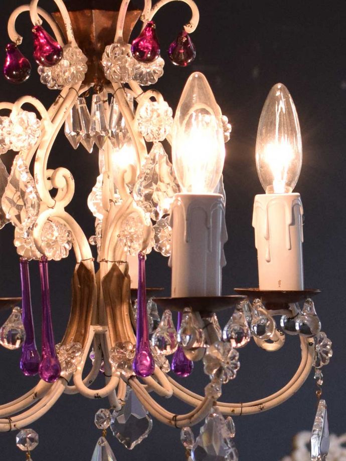 ガラスのシャンデリアに反射する優しい灯り