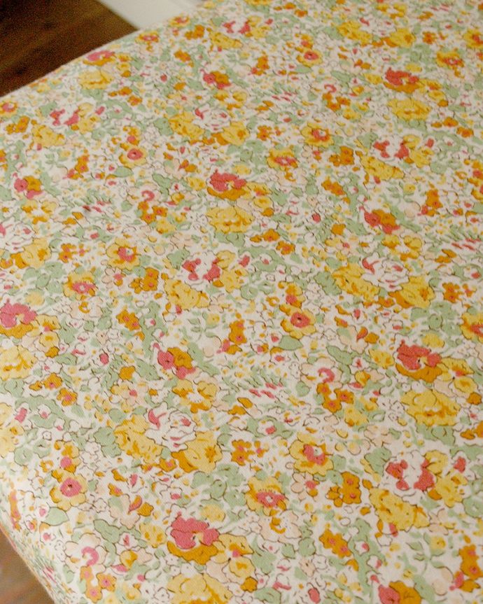 Handleオリジナル　アンティーク風　ロイドルームの椅子、8色から選べるHandleオリジナルのロイドルームチェア(Lunch)。LIBERTYプリントのクッション付きHandleのオリジナルロイドルームチェアには、同じくイギリス生まれのLIBERTYプリントのクッションが付いてきます。(hol-02)