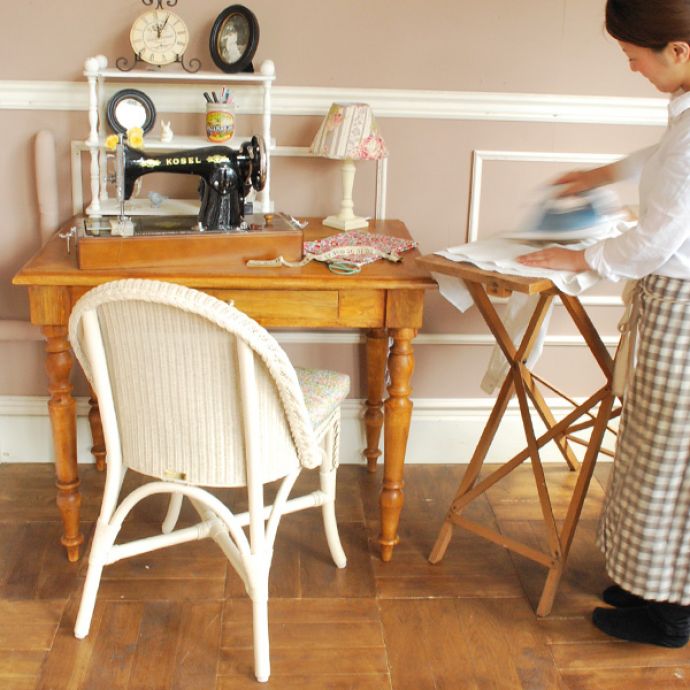 Handleオリジナル　アンティーク風　ロイドルームの椅子、8色から選べるHandleオリジナルのロイドルームチェア(Lunch)。デスクチェアにもオススメ長時間使っても疲れにくく、どんなデザインのデスクにも、相性よく似合います。(hol-02)