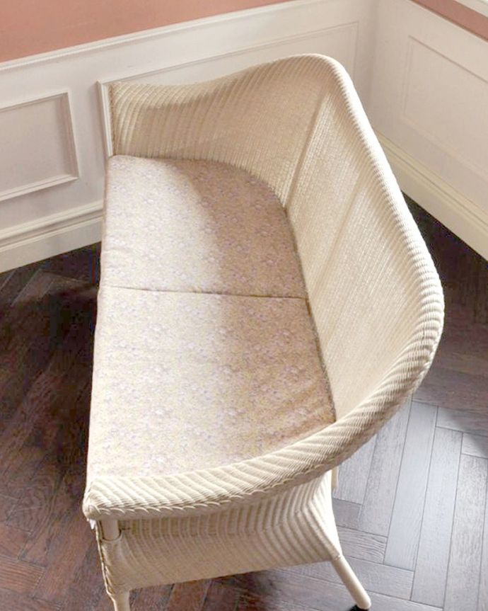 Handleオリジナル アンティーク風 ロイドルームの椅子、8色から選べるHandleオリジナルのロイドルームソファ。LIBERTYプリントのクッション付きHandleのオリジナルロイドルームチェアには、同じくイギリス生まれのLIBERTYプリントのクッションが付いてきます。(hol-07)